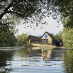 Чарующий дом у озера